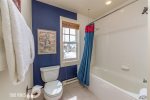 Upper Floor Full Bath en Suite with Shower/Tub Combo